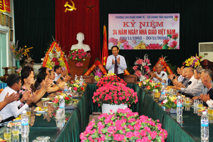 Lãnh đạo nhà trường tổ chức gặp mặt cán bộ hưu trí nhân dịp 20-11-2016.